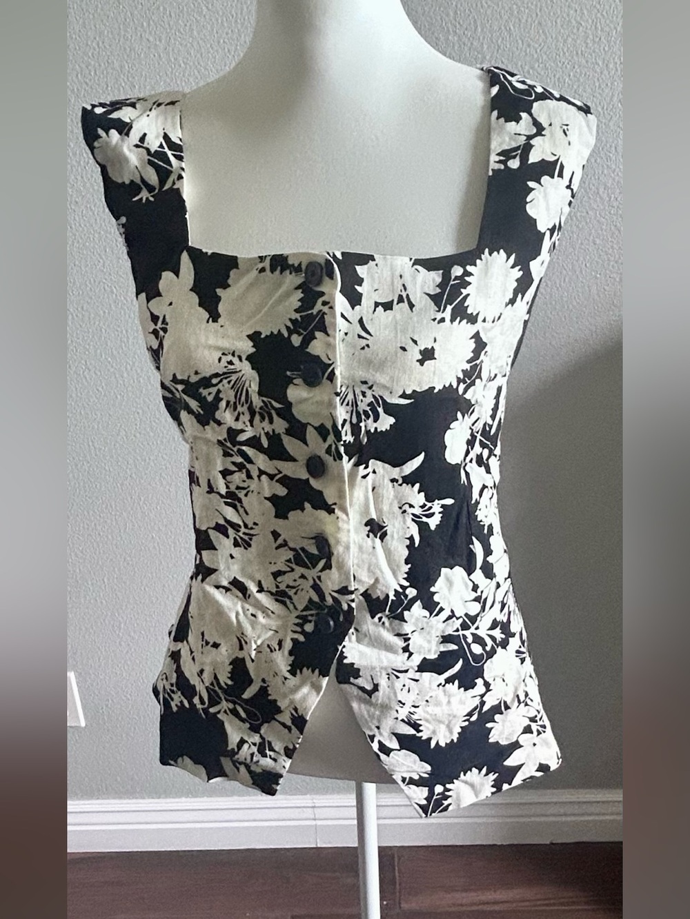 NWT LOFT Black & Cream Floral Button-Front Sleeveless Top Size Large